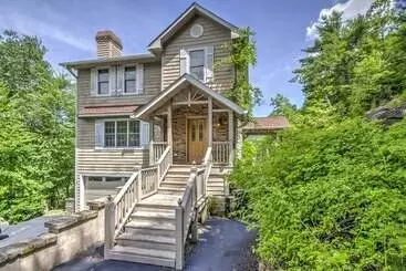 コテージ The Wow House    Sapphire Home W/ Deck & Views!