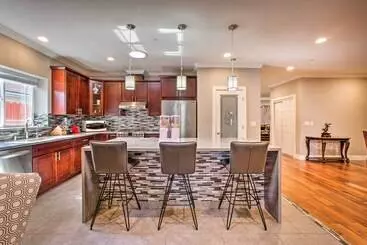 Mökkimajoitus Bright Fremont Gem W/ Fenced Backyard & Patio