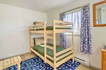 کلبه Bright Tobyhanna Retreat W/ Fire Pit, Walk To Lake