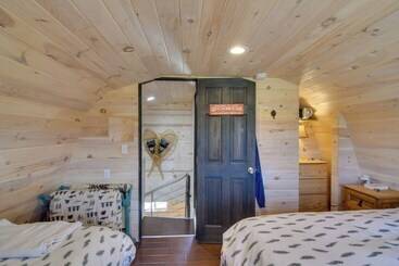 별장 Secluded Jefferson Cabin W/ Deck + Mountain Views!