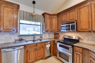 별장 Dock & Game Room: Alvarado Lake Getaway!