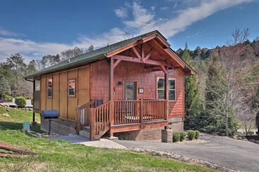کلبه Rustic Pigeon Forge Cabin W/ Hot Tub: Near Town!