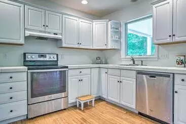 Mökkimajoitus Marion Home W/ Private Deck < 1 Mi From Beach