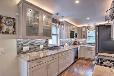 بيت ريفى Parma Heights Home W/ Private Yard & Pergola