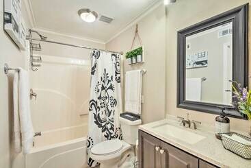 Dom wiejski Pet Friendly A Frame Retreat Near Dtwn + Beaches!