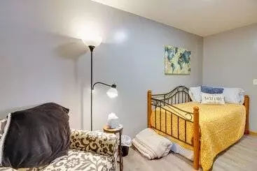 Mökkimajoitus Private Lakefront Retreat W/ Hot Tub, Deck & Views