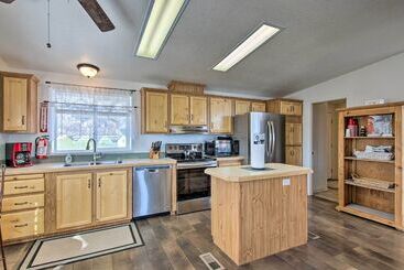 קוטג'' Spacious Family Home W/ Kayak + Deck On Bear Lake!