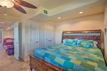 コテージ Dock & Fire Pit: Waterfront Cedar Creek Lake Home