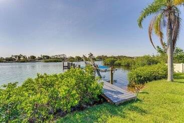 Dom wiejski Waterfront Nokomis Escape W/ Dock, Kayaks & Bikes!