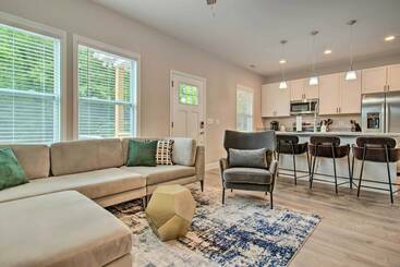 بيت ريفى Asheville Retreat: Hot Tub, Yard & Game Room!