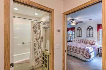 بيت ريفى Burnsville Cabin: Wraparound Deck + Mountain View!