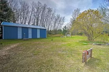 Mökkimajoitus Pet Friendly Charlevoix Cabin: Walk To Lakefront!