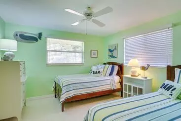 Mökkimajoitus Canalfront Home W/ Dock & Pool: 5 Mi To Ft Myers!