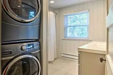 Charming Pine Point Cottage   2 Blocks To Ocean!