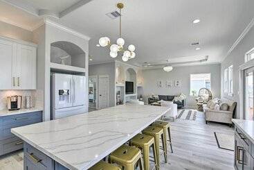 별장 Walk To Beach: Chic Crystal Beach Escape W/ Deck!