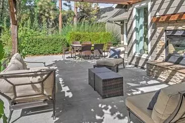 Mökkimajoitus Gorgeous Wapato Point Lakehouse W/ Private Hot Tub