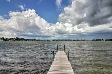 コテージ Lovely Lakefront Hideaway   Bring Your Boat!