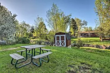 Mökkimajoitus Modern Creekside Home: 9 Mi To Downtown Denver
