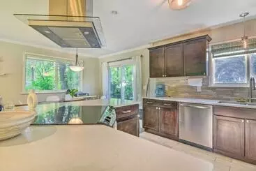 Mökkimajoitus Pet Friendly Michigan Home: 5 Mi To State Park!