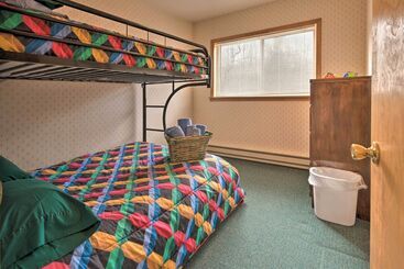 Сельский дом Private Hot Tub & Fireplace: Poconos Home!