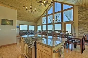 Landhus Private Hilltop Home W/ Expansive View & Grill!