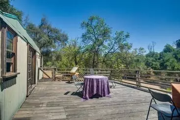 Mökkimajoitus Topanga Canyon Rustic Treetop Trailer On 16 Acres!