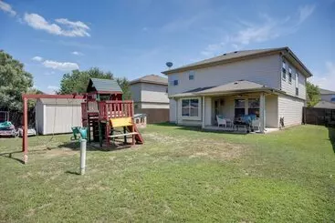 Vakantiehuisje San Antonio Home W/ Pool Access: Near Lackland Afb