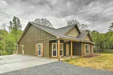 Mökkimajoitus Tallassee Creekside Cabin W/ Forest Views!