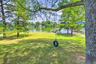 Mökkimajoitus Waterfront Piney Flats Home W/ Private Dock!