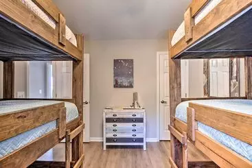 Mökkimajoitus Private Boat Dock: Bright Lake Ozark Home!