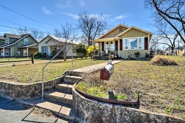 Mökkimajoitus Charming Home Near Downtown Fredericksburg!