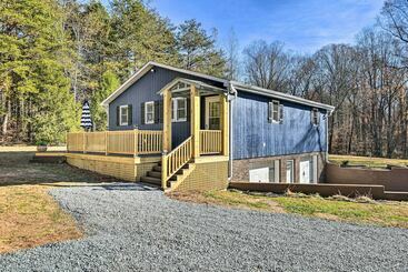 Charming Yadkin Valley Cottage W/ Deck & Yard