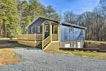 Charming Yadkin Valley Cottage W/ Deck & Yard