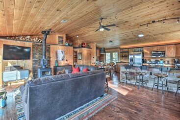 קוטג'' Cozy St. Mary S Escape: Mtn Views, Hot Tub & Sauna