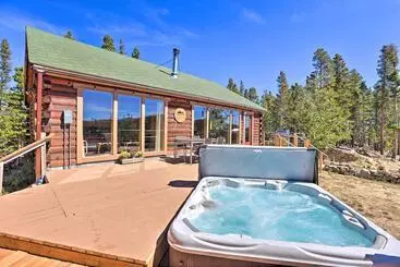 Mökkimajoitus Cozy St. Mary S Escape: Mtn Views, Hot Tub & Sauna