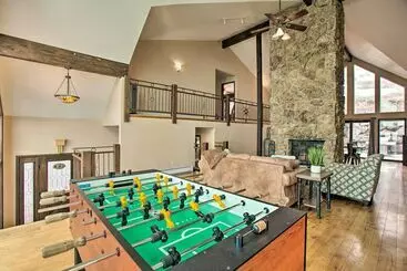 コテージ Evergreen Retreat + Hot Tub, Mtn Views & Game Room