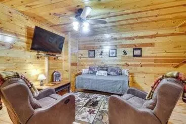 コテージ Family Cabin W/ Private Hot Tub & Game Room!