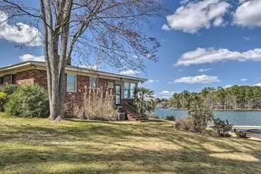 Mökkimajoitus Quiet Lakefront Retreat W/ Boat Ramp & 2 Docks