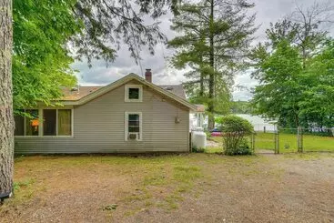Mökkimajoitus Renovated Lakefront House W/ Dock: Pets Welcome!