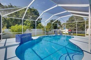 Dom wiejski Renovated Sunny Port St Lucie Home W/ Outdoor Pool