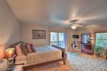 Spacious Lake Santeetlah Cottage W/ Lake Views!