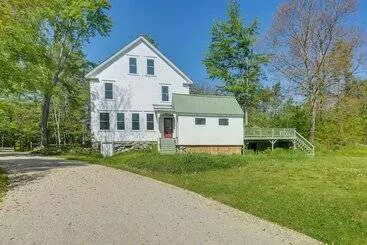 Mökkimajoitus Spacious Home On Bear Camp River In Tamworth!