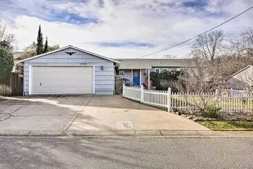 Mökkimajoitus 1 Mi To Main Street Sutter Creek: Poolside Oasis!