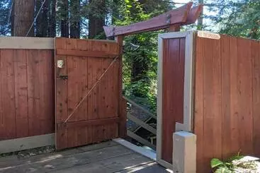 Mökkimajoitus Tasteful Home W/ Stunning River & Valley View