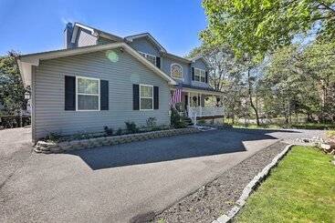 Hus på landet Poconos Escape W/ Hot Tub & Fire Pit