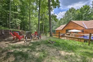 Mökkimajoitus Butler Cabin On 19 Acres W/ Hot Tub & Fire Pit!