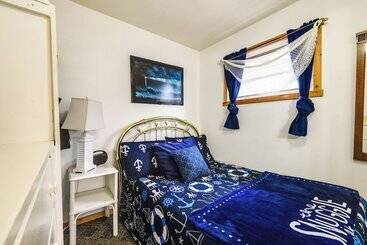 Little Traverse Lake Cottage: Beach Access & Dock!