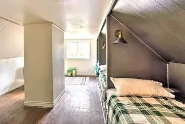 Mökkimajoitus Cozy Home, 1/2 Mi To Downtown, 4 Mi To Hikes!