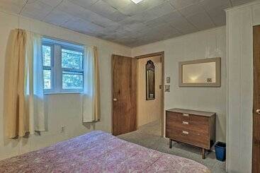 بيت ريفى Lakefront Berkshires Retreat W/ Deck, Dock & Boat!