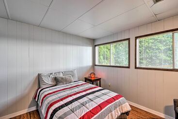 Dom wiejski Quiet Beachfront Family Home W/ Mt. Rainier Views!